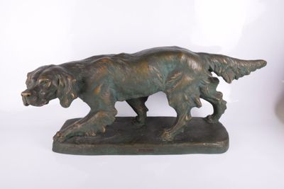 statue en bronze représentant un chien sur un socle, sur fond blanc