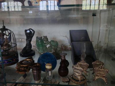 une vitrine en verre contenant de nombreux objets différents