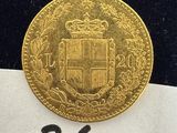 un gros plan sur une feuille de papier sur laquelle repose une pièce d'or