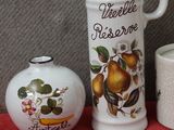 une bouteille de vin et un petit vase posés sur une table
