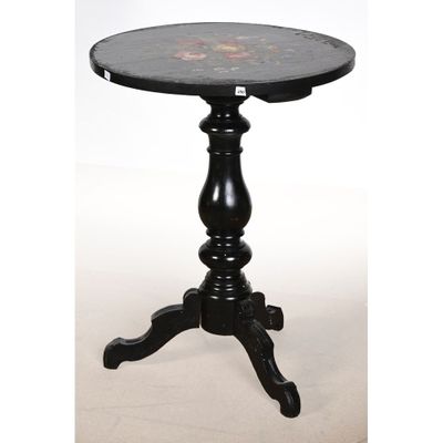 une image représentant une table noire ornée d'un motif floral