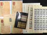 plusieurs types de timbres et d'enveloppes posés sur une table