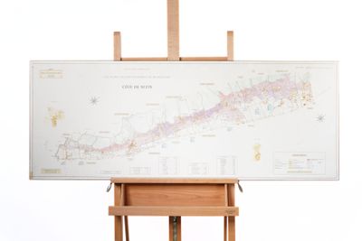 un chevalet sur lequel est posée une carte, sur fond blanc