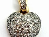 une image représentant un pendentif en forme de cœur en diamant posé sur une surface blanche
