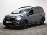 la voiture grise est garée dans une pièce au sol en damier