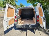 une camionnette blanche garée sur le bord de la route