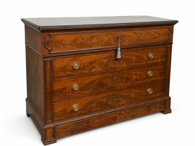 une commode ancienne sur fond blanc