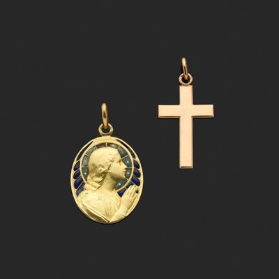 une médaille d'or et une croix sur fond noir