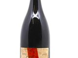 une bouteille de vin posée sur une table