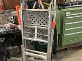 une photo d'un garage avec une échelle et d'autres outils