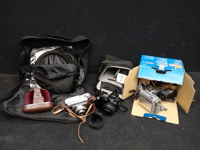 un sac noir contenant un appareil photo et d'autres objets