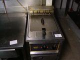 une cuisine équipée d'une cuisinière, d'un évier et d'un lave-vaisselle
