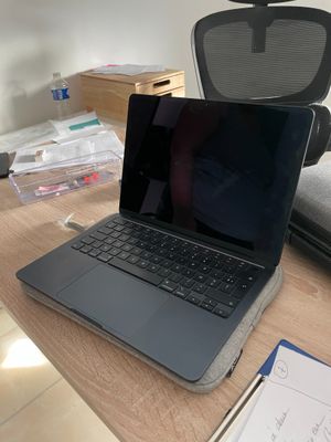 un ordinateur portable posé sur un bureau dans un bureau à domicile