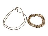 un bracelet à chaîne en or et un autre bracelet à chaîne en or sur fond blanc