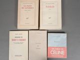 trois livres sont posés sur une table les uns à côté des autres