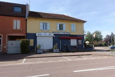 un bâtiment jaune avec un auvent rouge et un bâtiment bleu avec un auvent rouge