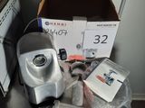 un mixeur posé sur une table, à côté d'une boîte