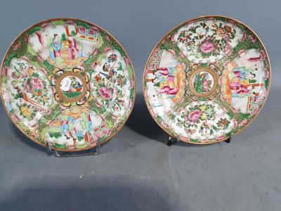 paire d'assiettes chinoises de style « famille » ornées de personnages et de fleurs