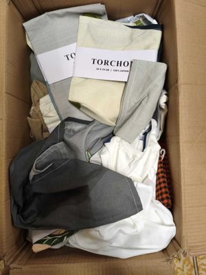 une boîte en carton remplie de vêtements et d'une étiquette