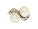 une image représentant une bague en perle blanche et diamants sur fond blanc