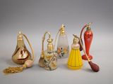 cinq types de vases différents et un balai sur la table