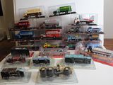 de nombreux types différents de petits trains et de petits camions sur la table