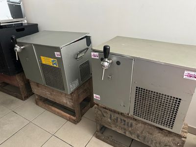 deux machines posées sur des palettes dans une pièce