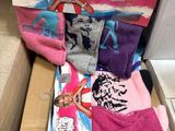une boîte en carton remplie de chaussettes et d'une poupée Barbie