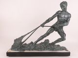 statue d'un homme tenant une charrue, sur fond blanc