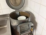 une photo d'une cuisine avec une grande casserole et un évier