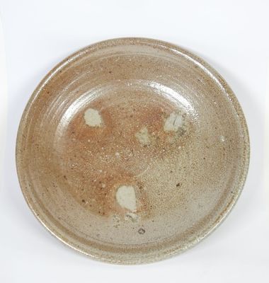 École XXe. Assiette creuse circulaire en grès émaillé.