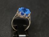 Gros plan sur une bague contenant une pierre bleue