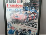 affiche encadrée représentant une voiture de course et un homme sur le circuit