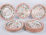 six assiettes chinoises ornées de motifs floraux sur fond blanc