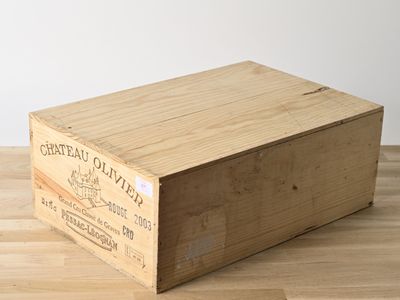 une boîte en bois posée sur une table en bois