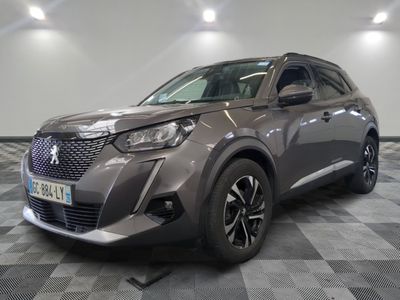 le SUV gris est garé sur le sol en damier d'un garage