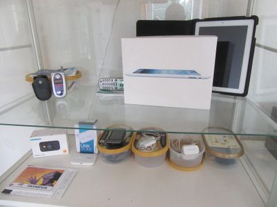 une vitrine en verre sur laquelle sont exposés divers appareils électroniques
