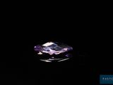 gros plan d'un diamant violet sur une surface noire