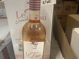 une bouteille de vin posée sur une boîte