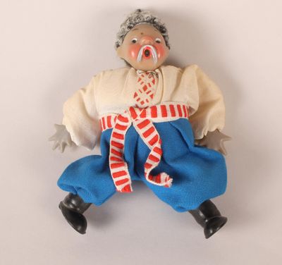 poupon personnage grec. composition et textile.