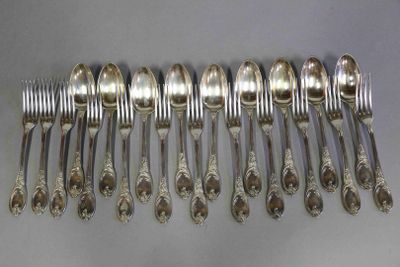 beaucoup de cuillères et de fourchettes en argent sur la table