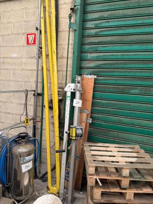 une pile de palettes et d'autres objets devant une porte de garage verte