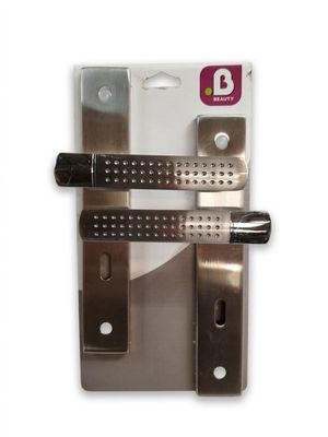 une paire de loquets métalliques fixés à une porte