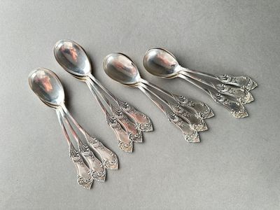 six spoons and spoon spoons are lined up on a table