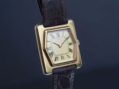 Gros plan sur une montre avec des chiffres romains
