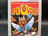La boîte du jeu « Jouste » pour Atari est posée sur une table.