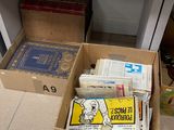 une boîte de livres posée par terre à côté d'un bureau