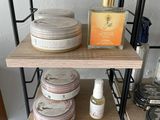 une étagère sur laquelle sont disposés de nombreux produits de beauté