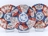 trois assiettes ornées de motifs rouges, blancs et bleus