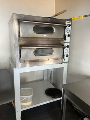 une image d'un four commercial dans une cuisine commerciale